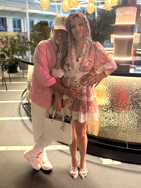 Michaela und Silvio Hoppe gemeinsam auf einer Terrasse