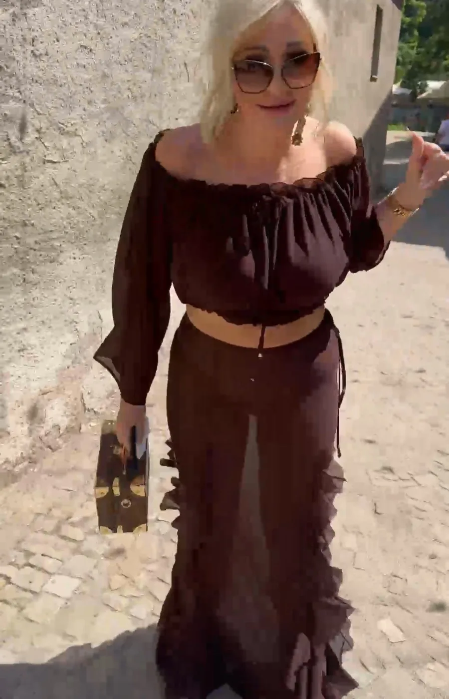 Vorschaubild zum Video „Ein Outfit, das Blicke auf sich zieht“