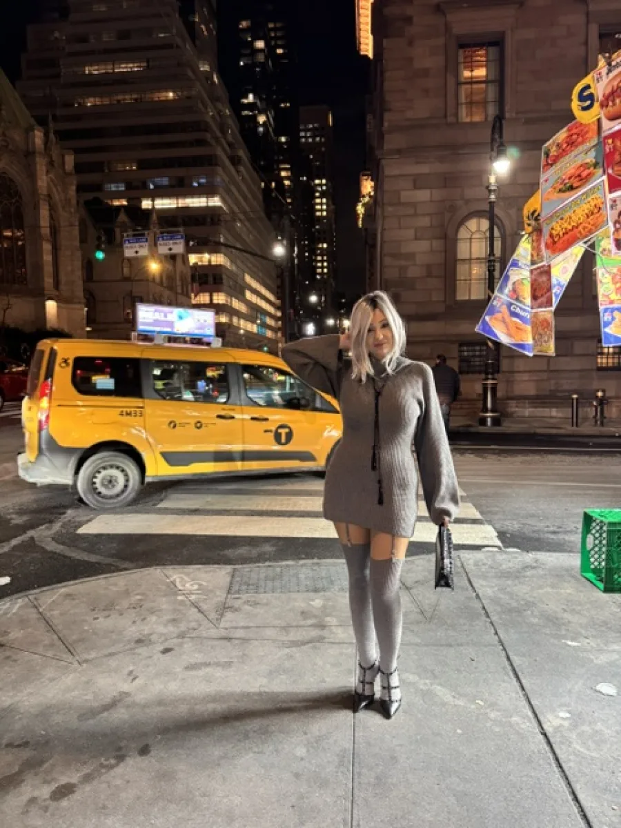 Michaela in einem eleganten grauen Outfit auf einer New Yorker Straße