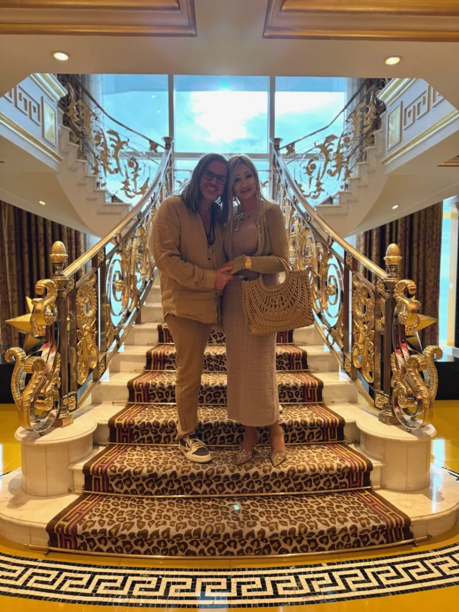 Michaela und Silvio Hoppe auf der großen Marmortreppe der Royal Suite im Burj Al Arab