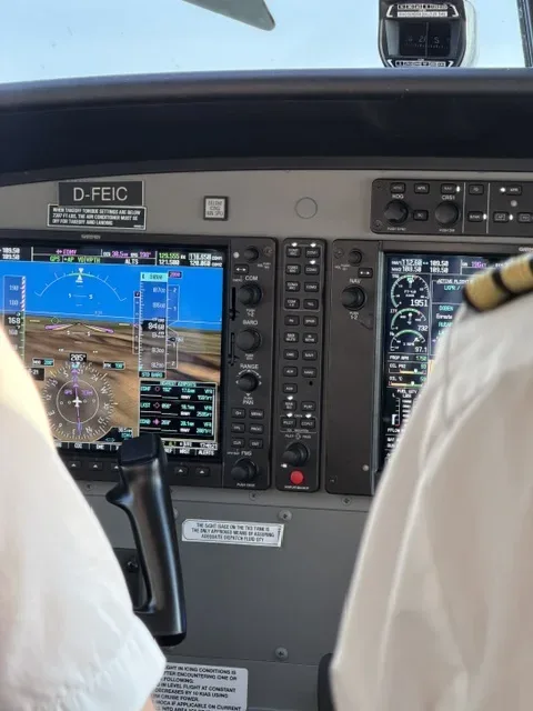 Blick auf die Instrumente im Cockpit während des Flugs