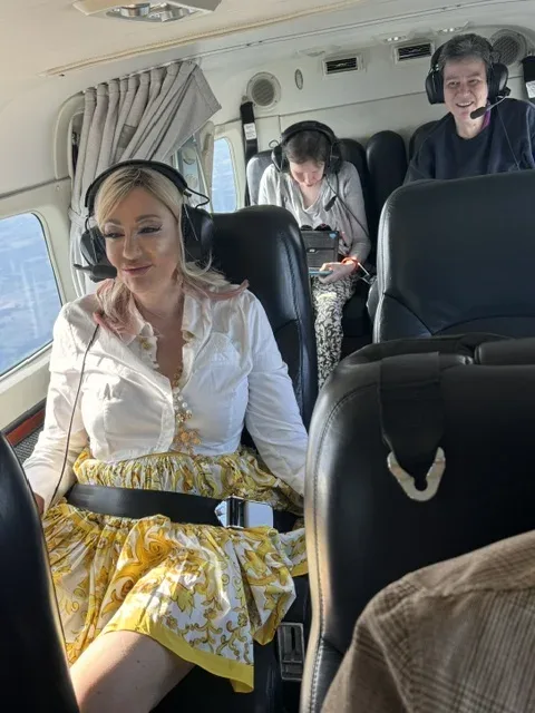 Michi, Sarah und weitere Familienmitglieder sitzen angeschnallt im kleinen Flugzeug