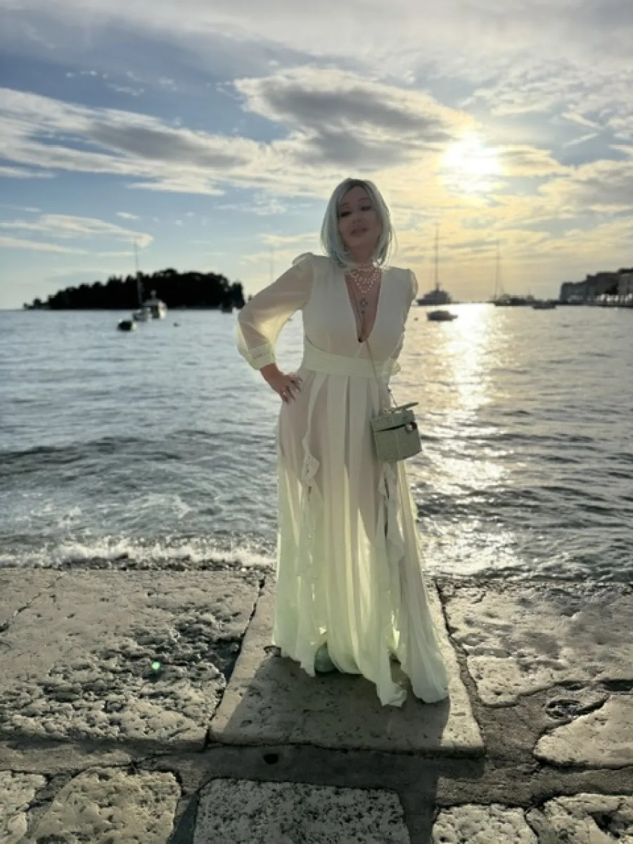 Michaela im hellen Elisabetta-Franchi-Kleid vor der Adria bei Rovinj