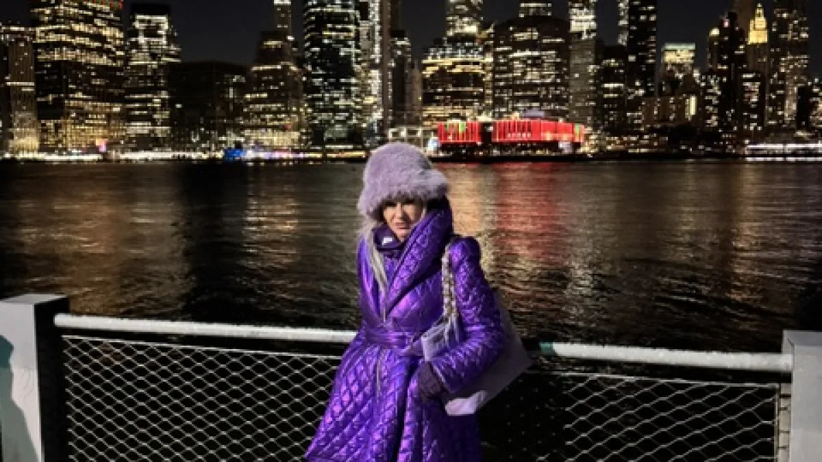 Michaela vor der nächtlichen Skyline von Manhattan