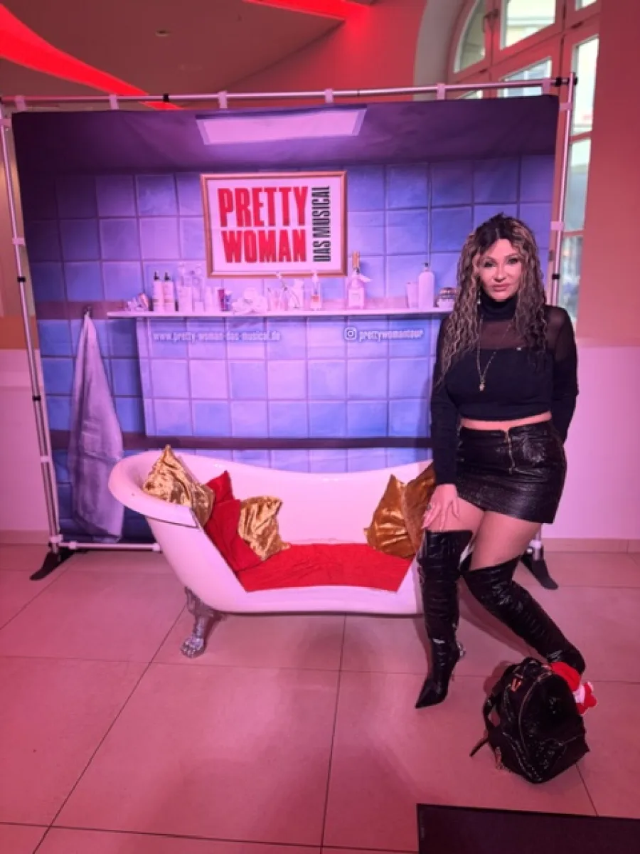 Michaela in schwarzen Overknees beim Pretty Woman Musical in München