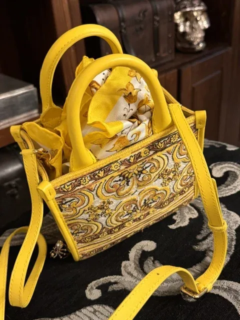 Gelbe kleine Tasche mit gemustertem Stoff