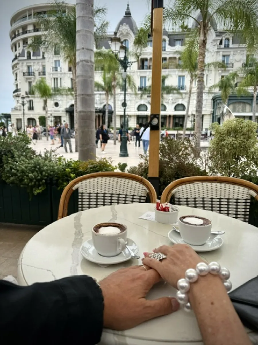 Zwei Cappuccino auf einer Terrasse am Casino-Platz