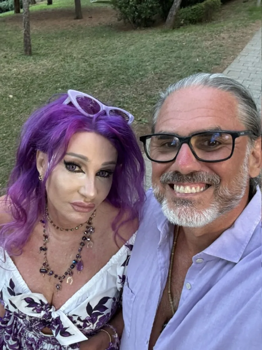 Michi mit violetten Haaren neben Silvio