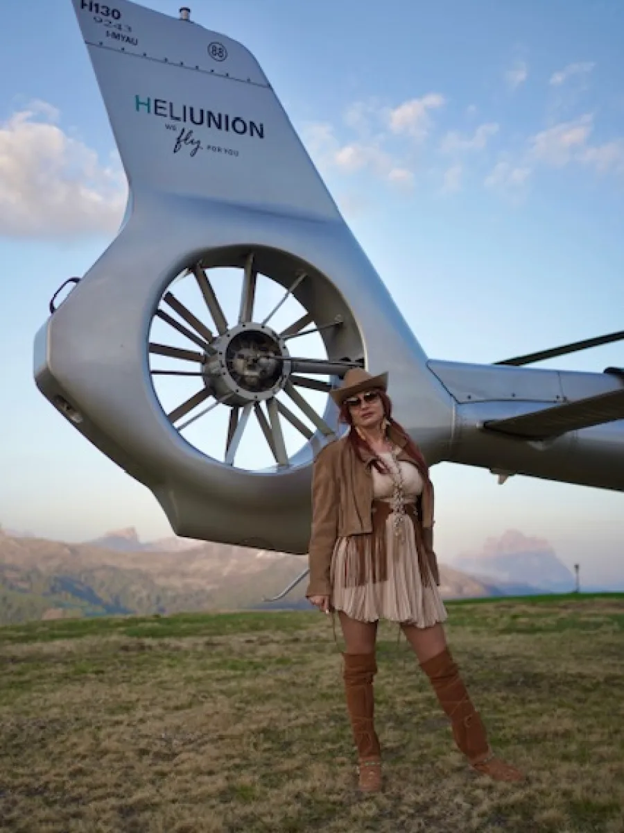 Michaela unter dem Heckrotor eines Helikopters