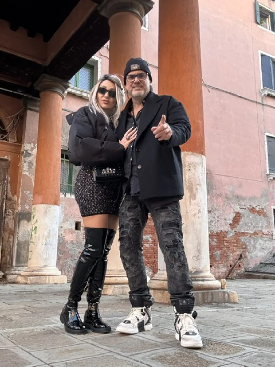 Michaela und Silvio Hoppe gemeinsam vor historischen Säulen in Venedig
