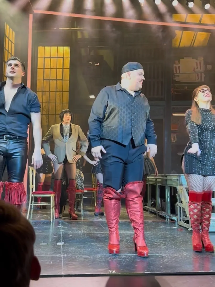 Ensemble des Kinky Boots Musicals in München mit roten Overknees