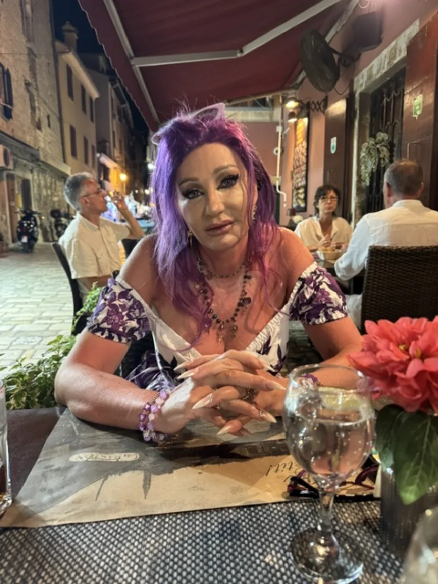 Michi mit violetten Haaren