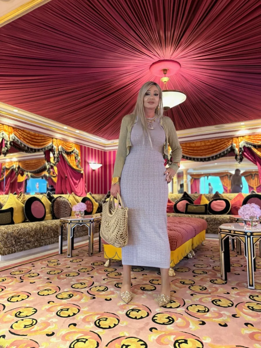 Michaela Hoppe in einem farbenprächtigen Salon der Royal Suite