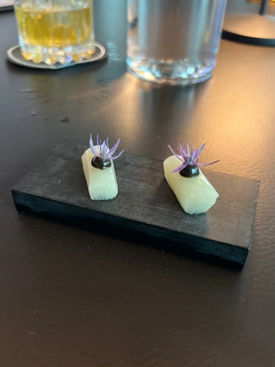Zwei kleine Häppchen mit violetten Blüten