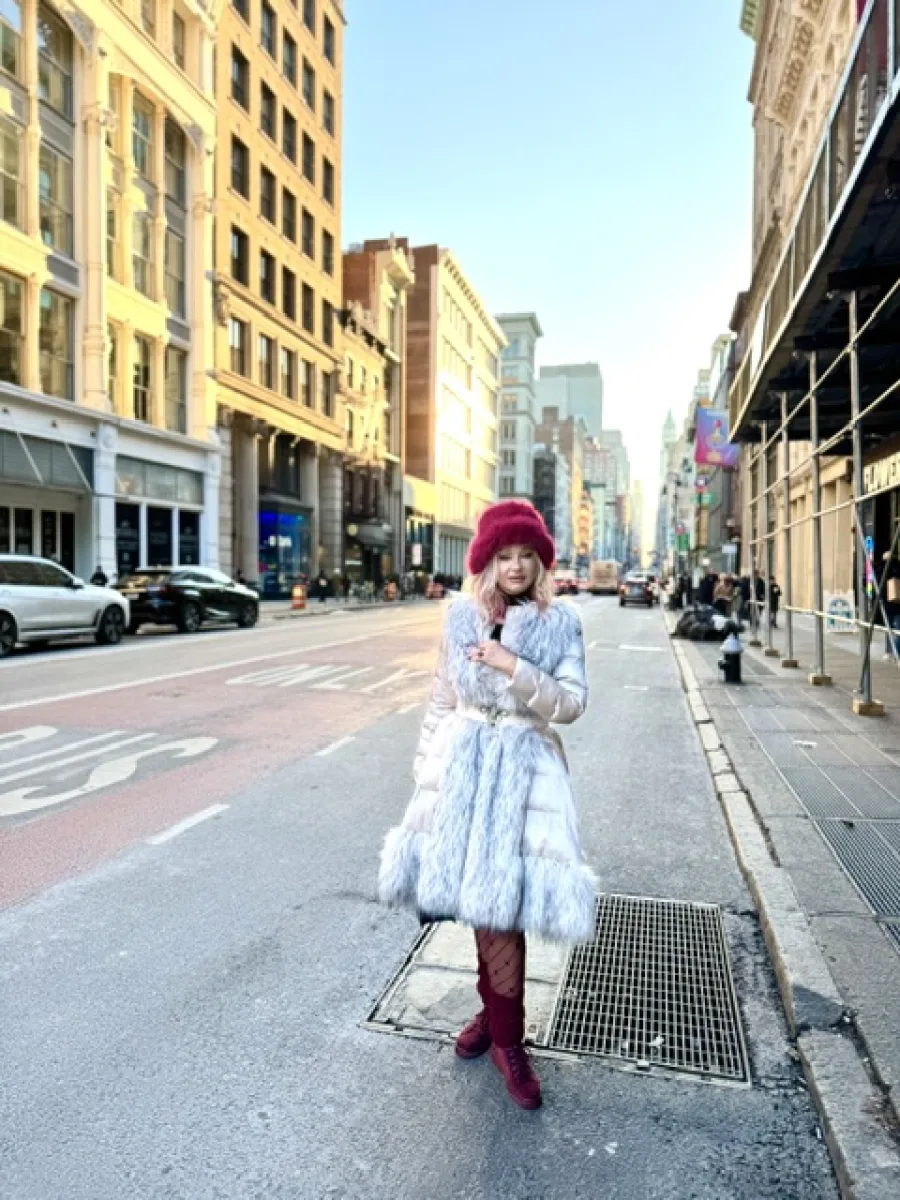 Michaela in winterlichem Outfit auf einer ruhigen Straße in New York