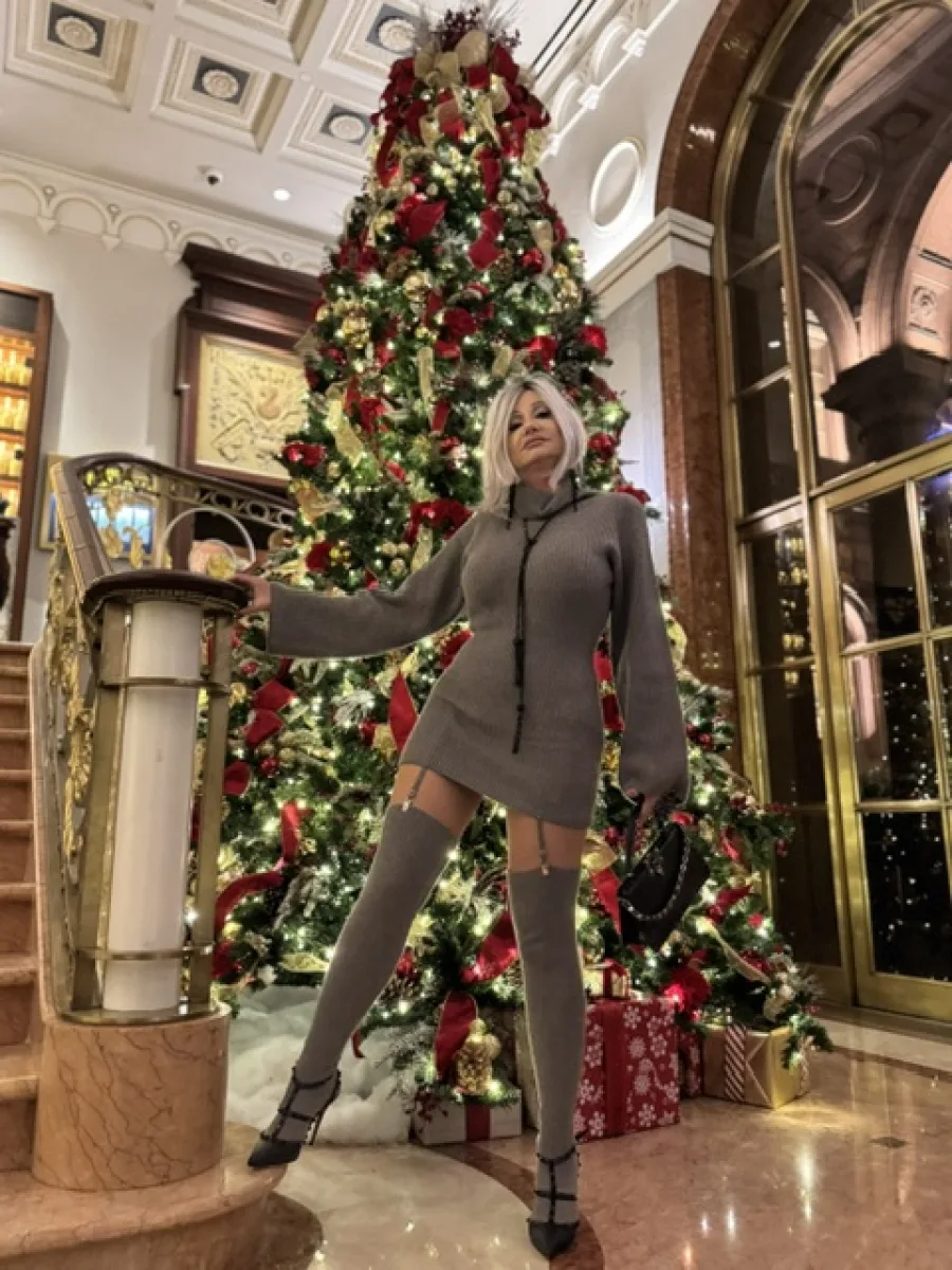 Michaela neben einem prachtvoll geschmückten Weihnachtsbaum in New York