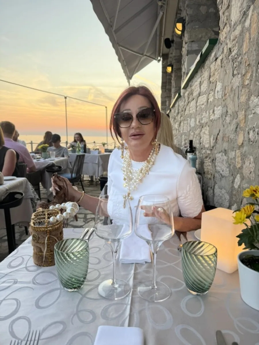 Michi mit kurzem roten Haar beim Abendessen