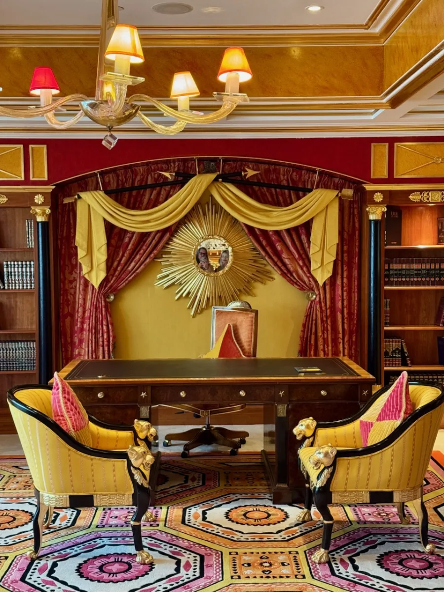 Prunkvoller Schreibtisch mit goldenen Details und schweren Vorhängen in der Royal Suite