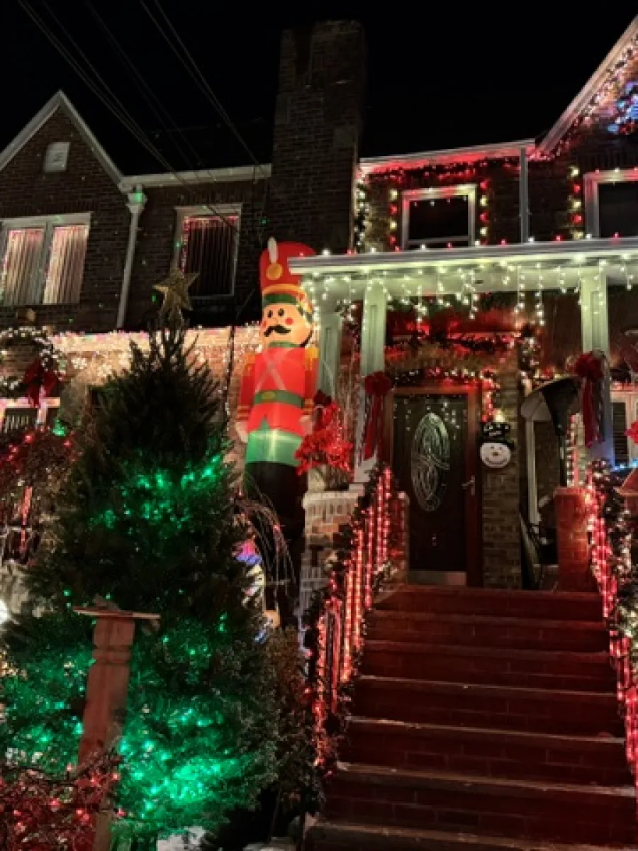 Ein üppig mit Weihnachtslichtern und Figuren geschmücktes Haus in Dyker Heights