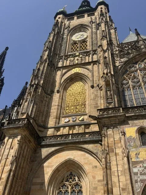Blick hinauf zur Fassade des Veitsdoms in Prag