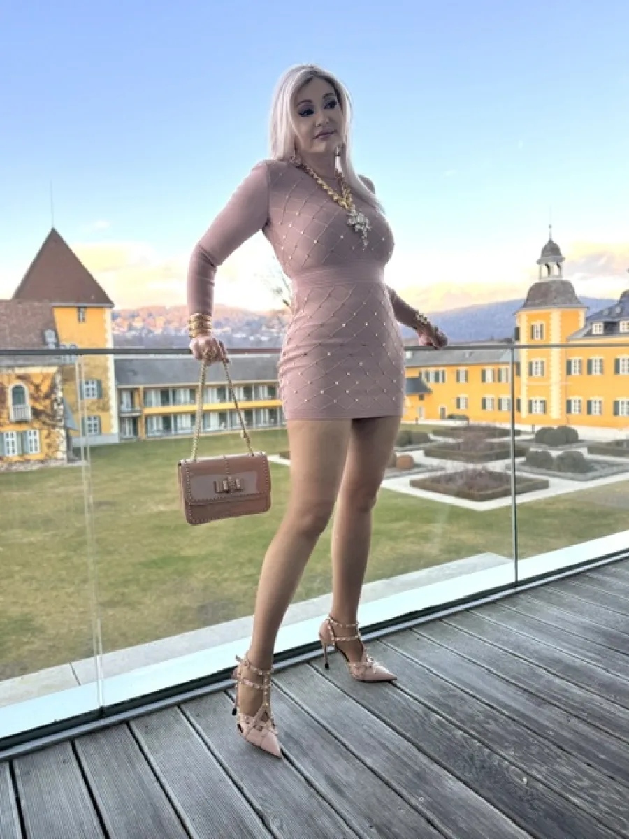 Michaela auf dem Balkon vor dem historischen Schlosshotel Velden