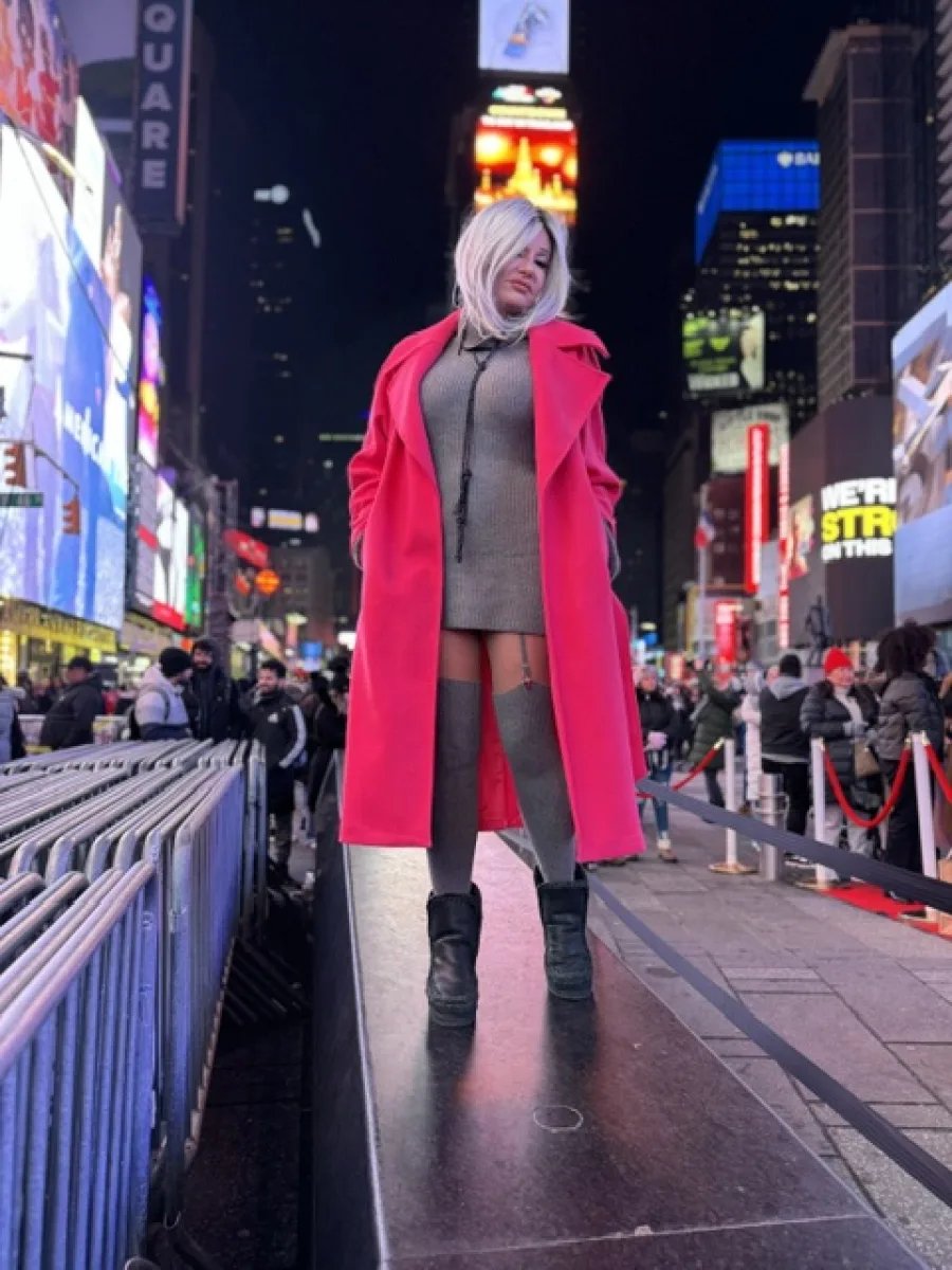 Michaela in rotem Mantel am Times Square
