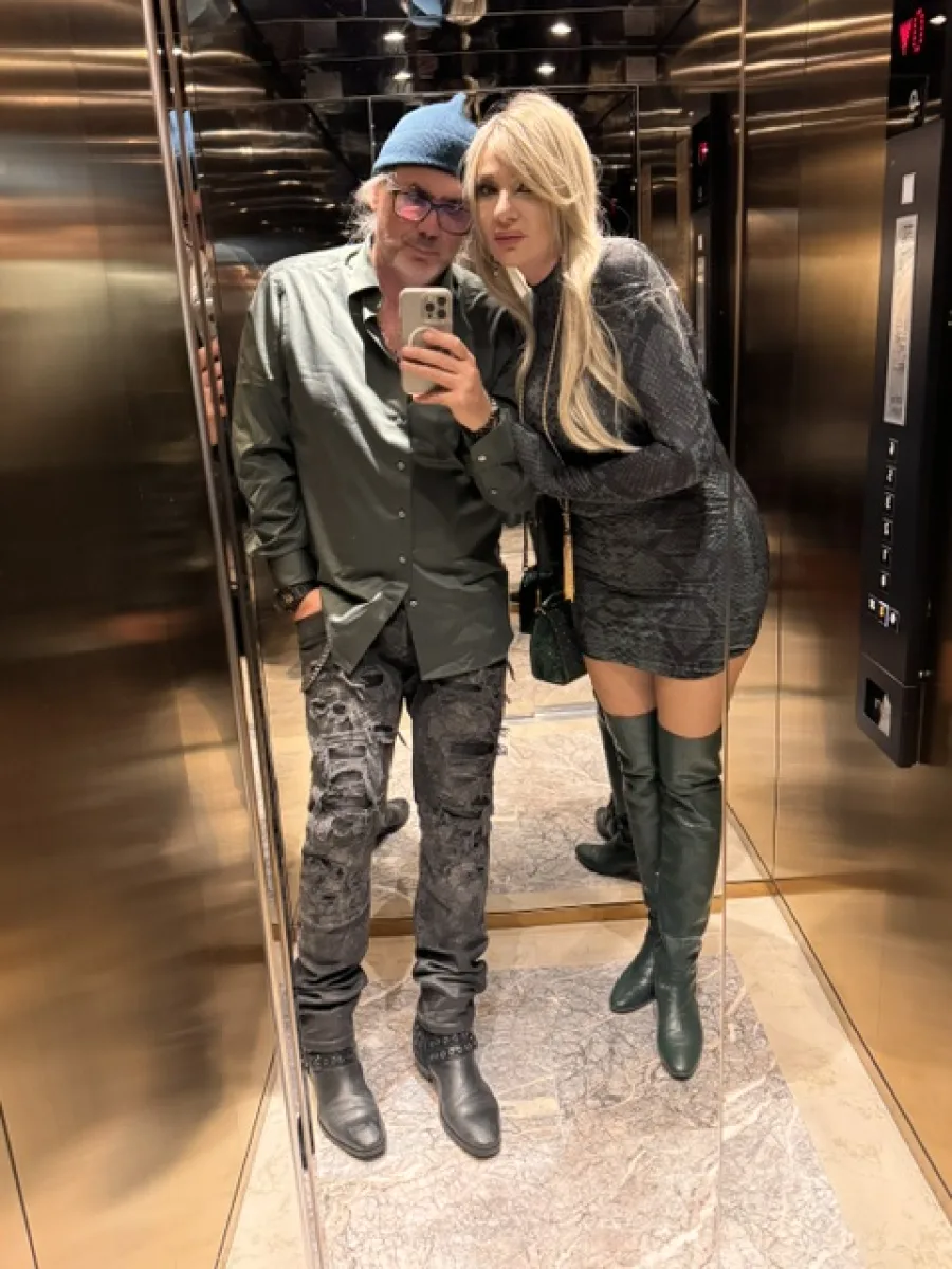 Michaela und Silvio Hoppe bei einer Spiegelaufnahme in einem Aufzug