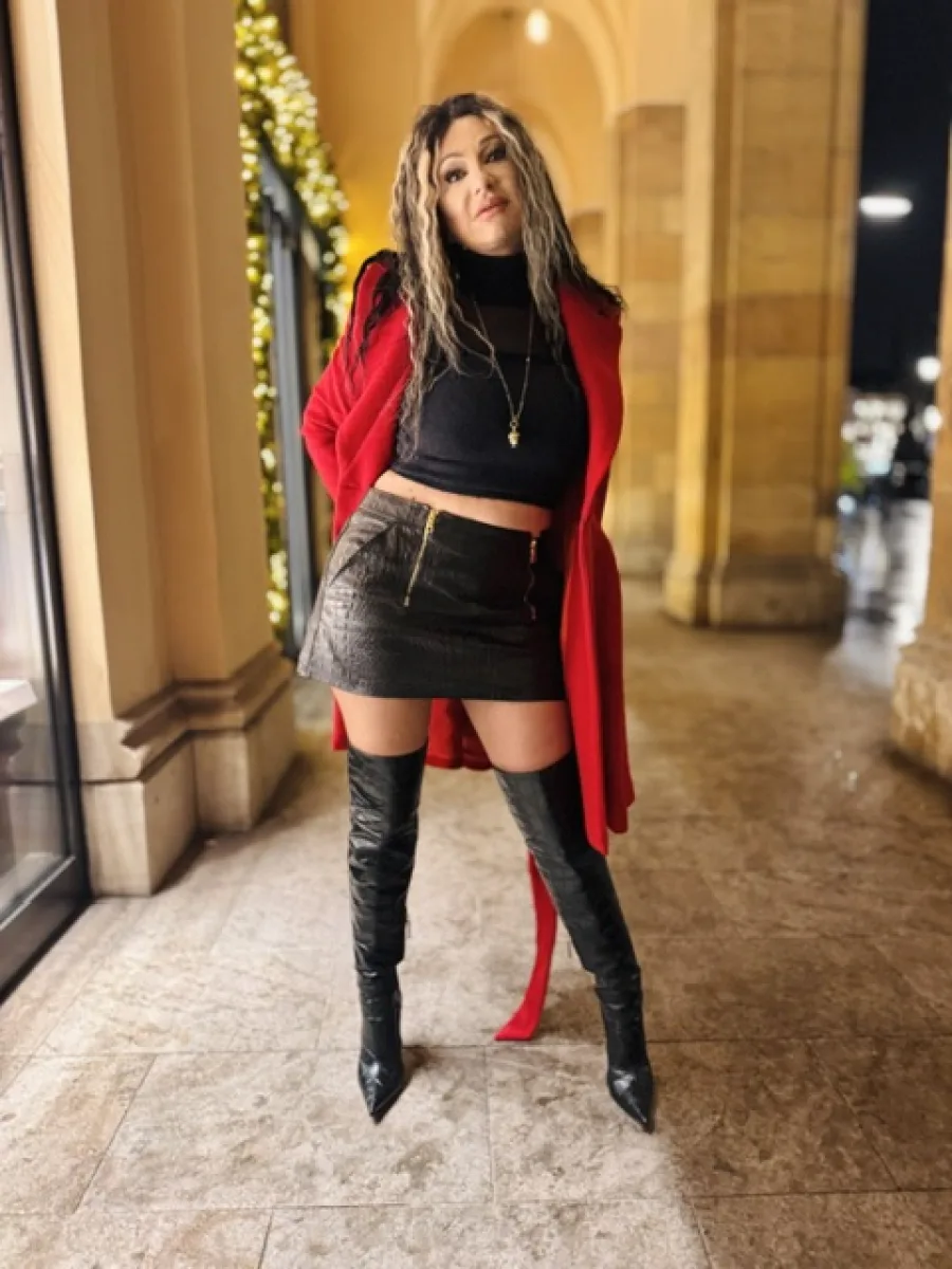 Michaela im roten Mantel mit schwarzen Overknees