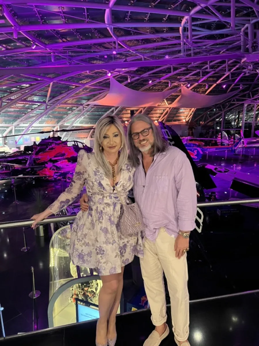 Michaela und Silvio gemeinsam im abendlich beleuchteten Hangar-7