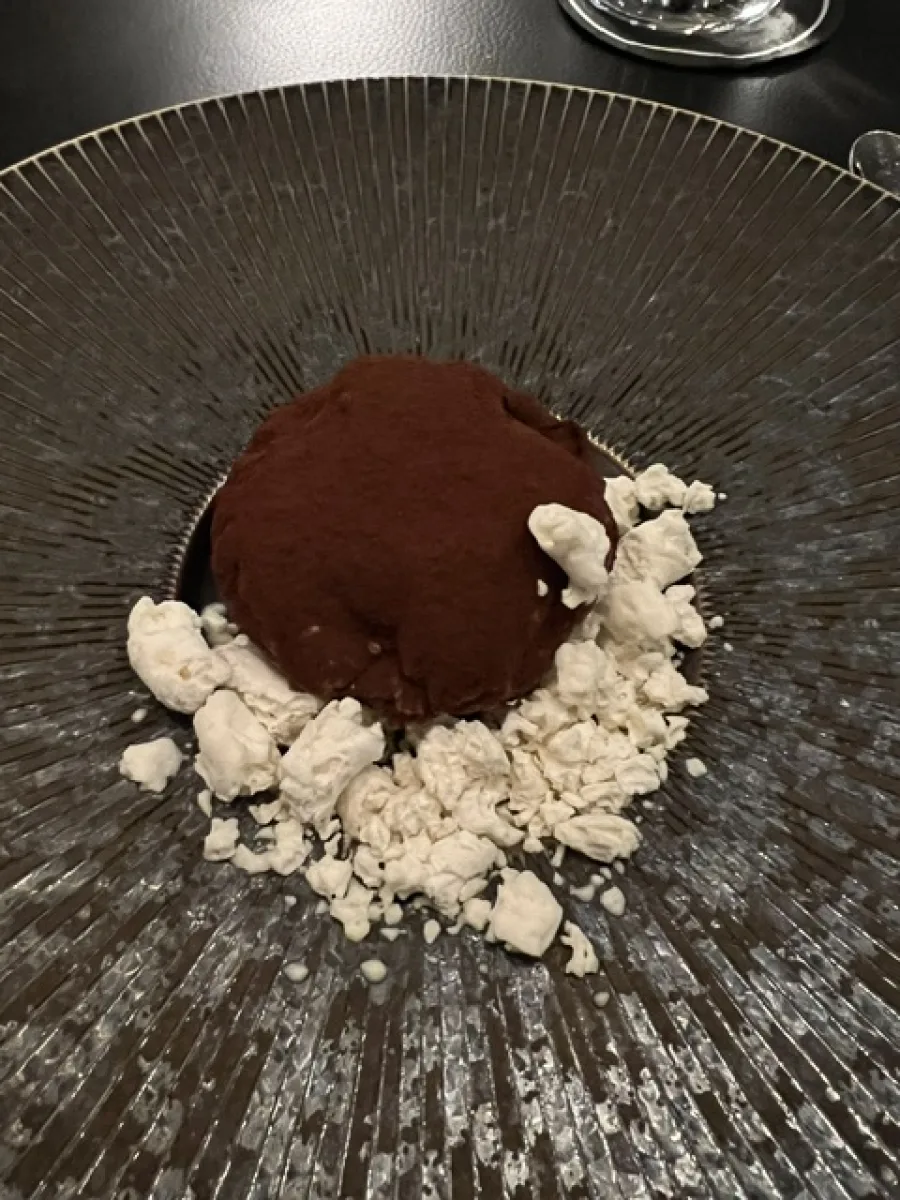 Dunkles Dessert mit hellen knusprigen Elementen