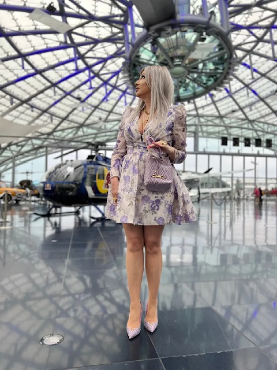 Michaela unter der Glaskuppel zwischen Fluggeräten im Hangar-7