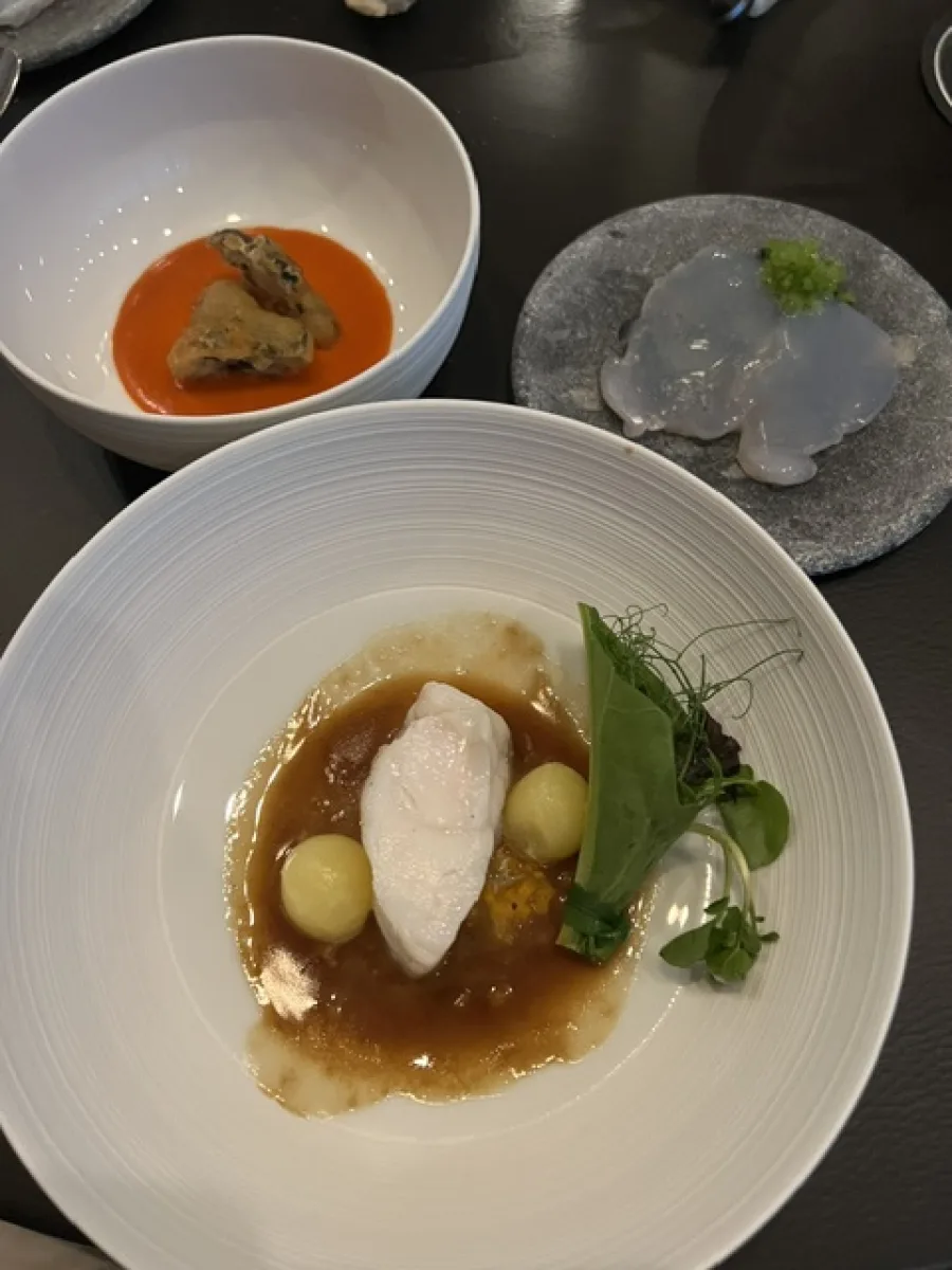 Fischgang mit mehreren Beilagen und Saucen