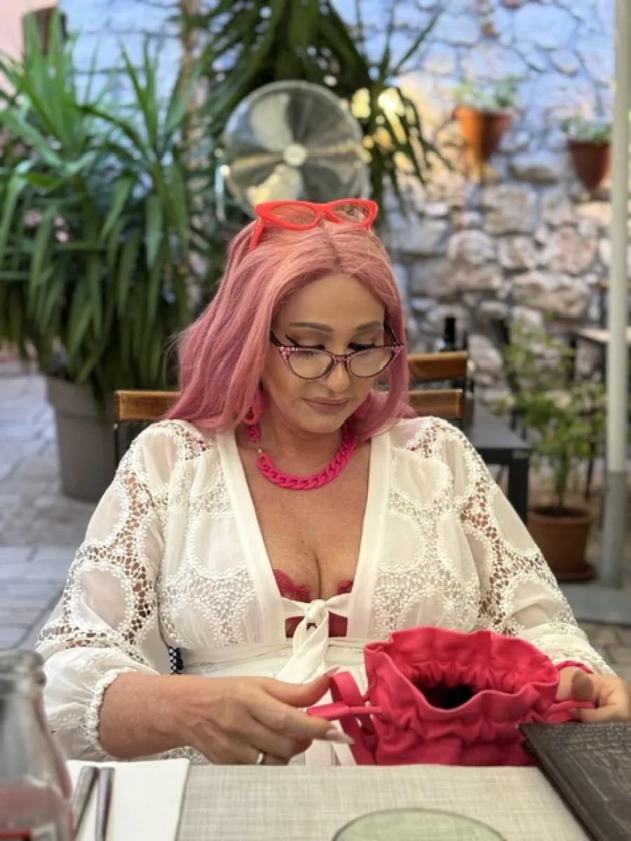 Michi mit langen rosa Haaren