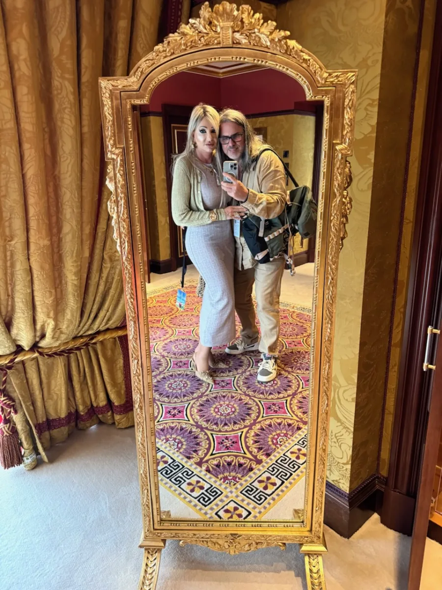 Michaela und Silvio Hoppe in einem goldgerahmten Spiegel der Royal Suite
