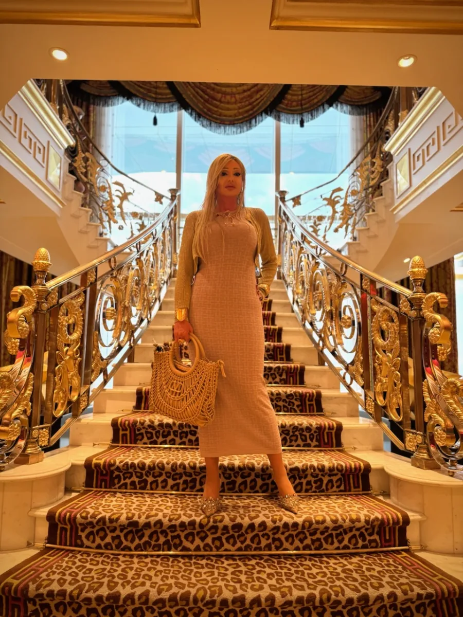 Michaela Hoppe auf der mit goldenen Geländern geschmückten Marmortreppe