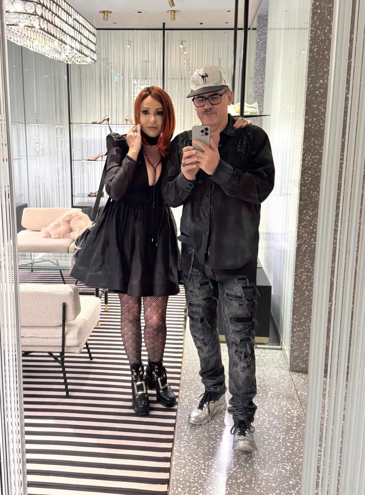 Michi und Silvio machen gemeinsam ein Spiegelselfie in einem Geschäft.