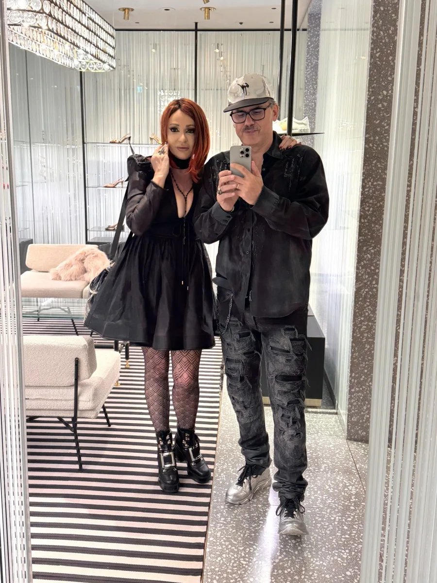 Michi und Silvio machen gemeinsam ein Spiegelselfie in einem Geschäft.