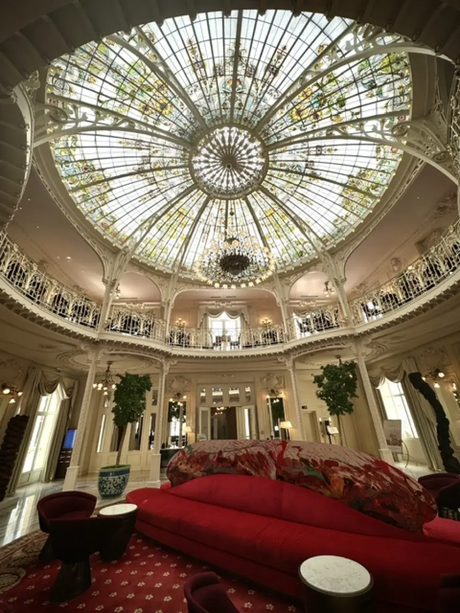 Wintergarten unter der Glaskuppel des Hôtel Hermitage Monte-Carlo