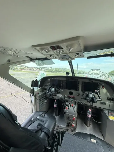 Blick in das Cockpit des kleinen Flugzeugs