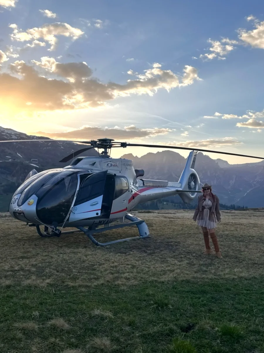 Helikopter vor der Südtiroler Bergwelt im Abendlicht