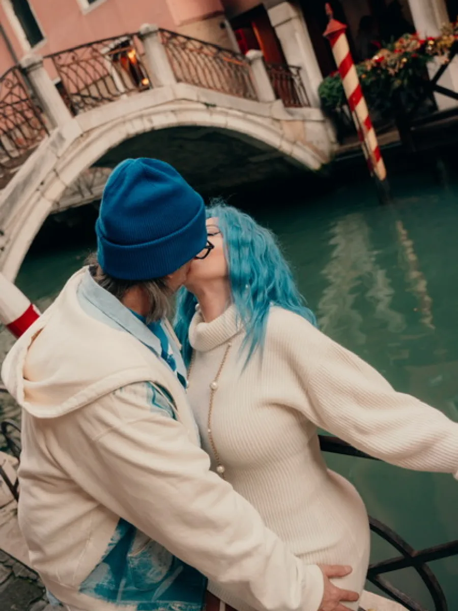 Michaela und Silvio Hoppe küssen sich an einem Kanal in Venedig