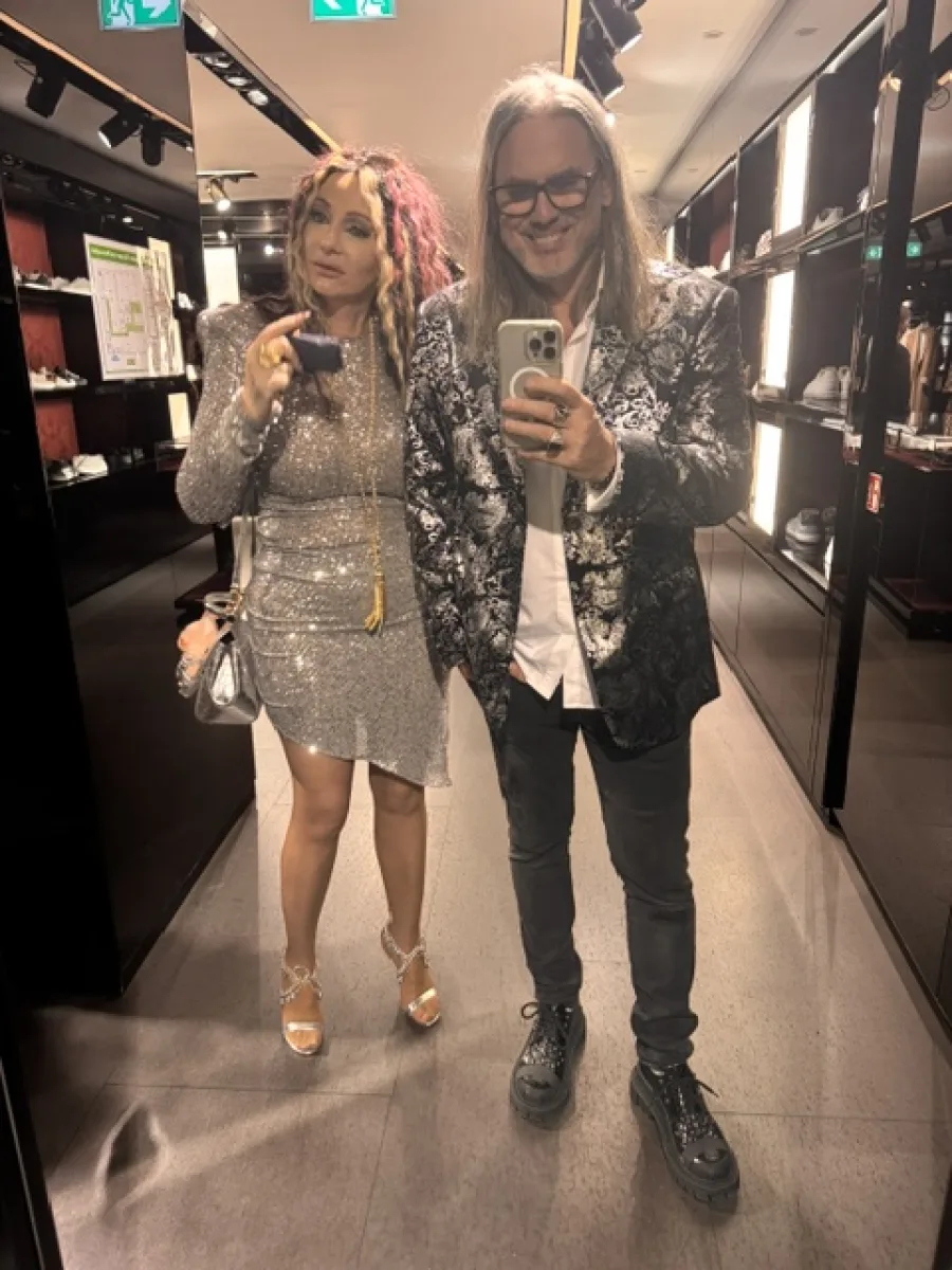 Michaela und Silvio Hoppe in festlichen Looks vor einem Spiegel