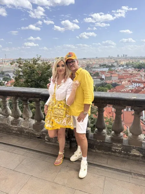 Michi und Silvio stehen gemeinsam vor dem Panorama von Prag