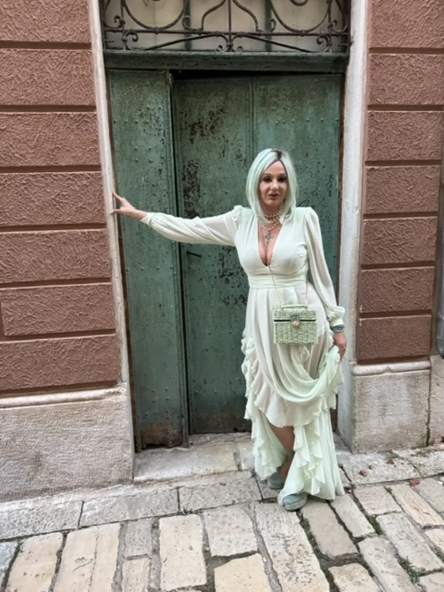 Michi mit kurzem hellem Bob im weißen Kleid