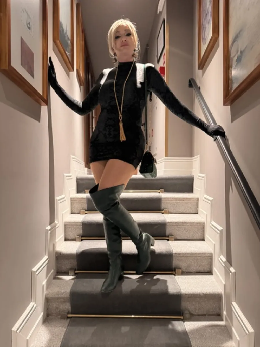 Michaela mit flachen grünen Overknees auf einer Treppe