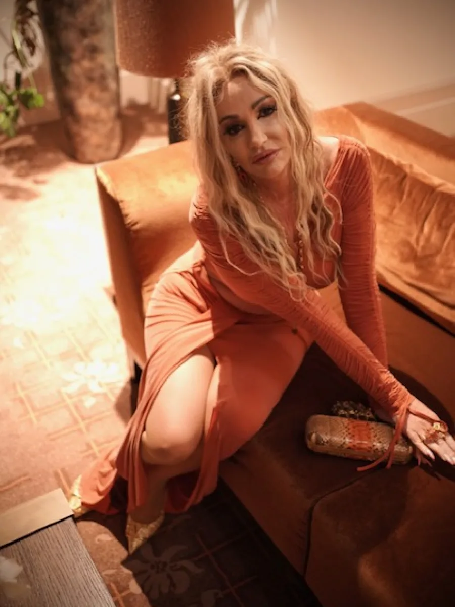 Michi mit langen blonden Locken