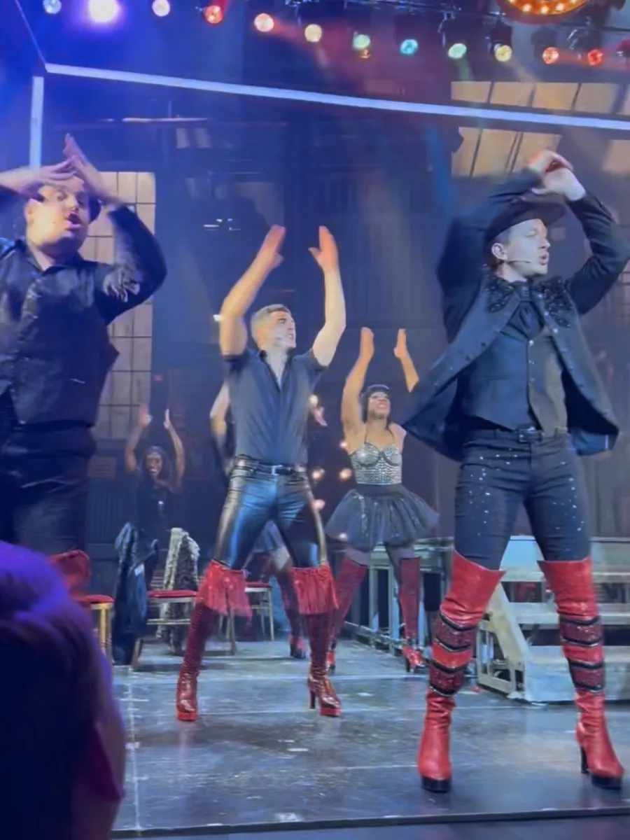 Tanzszene des Kinky Boots Musicals in München mit roten Stiefeln
