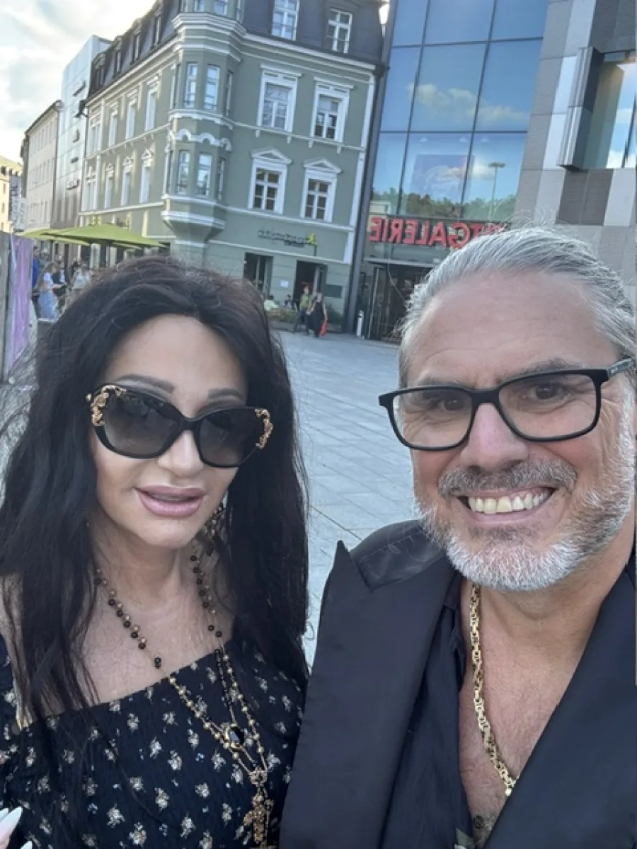 Michi mit langen schwarzen Haaren neben Silvio