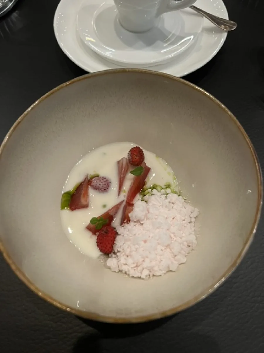 Dessert mit Erdbeeren, Creme und luftiger Struktur