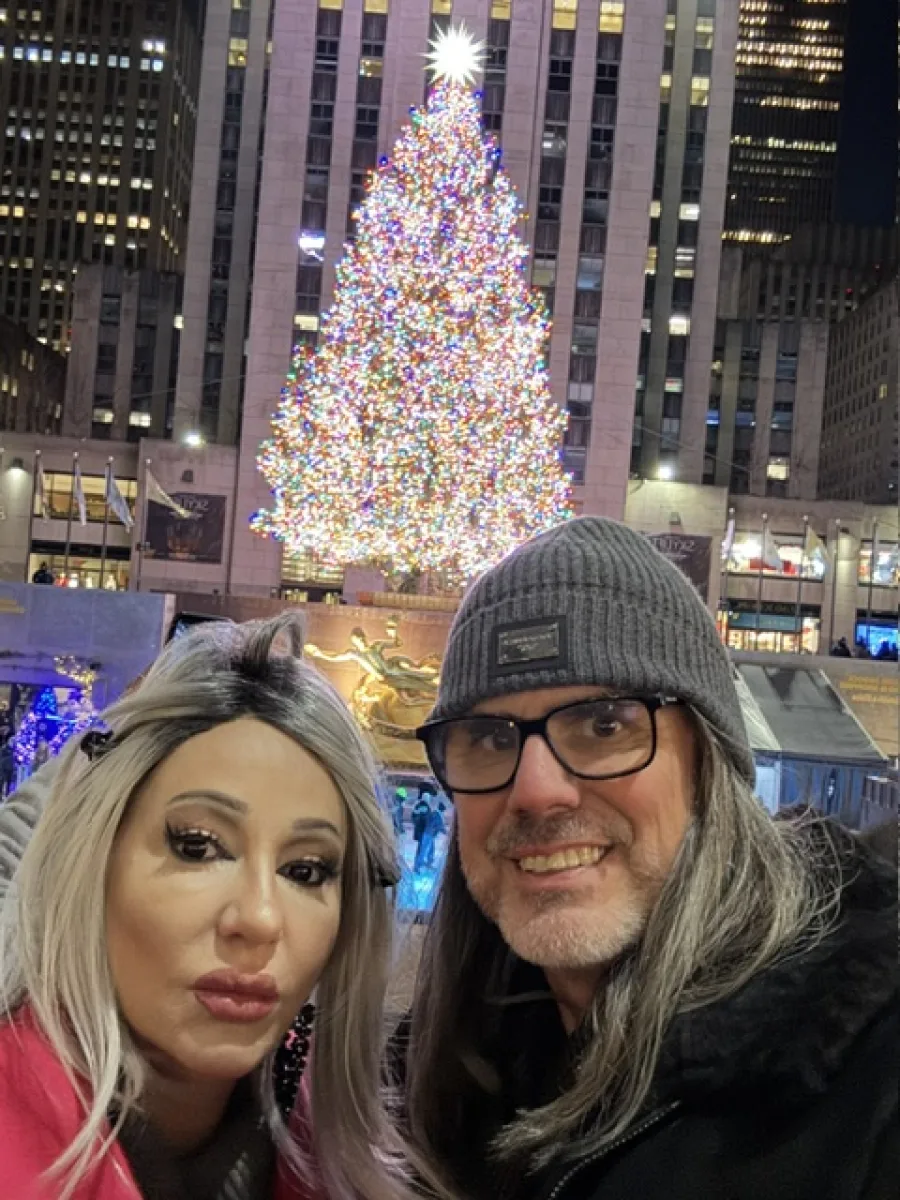 Michaela und Silvio vor dem beleuchteten Weihnachtsbaum am Rockefeller Center